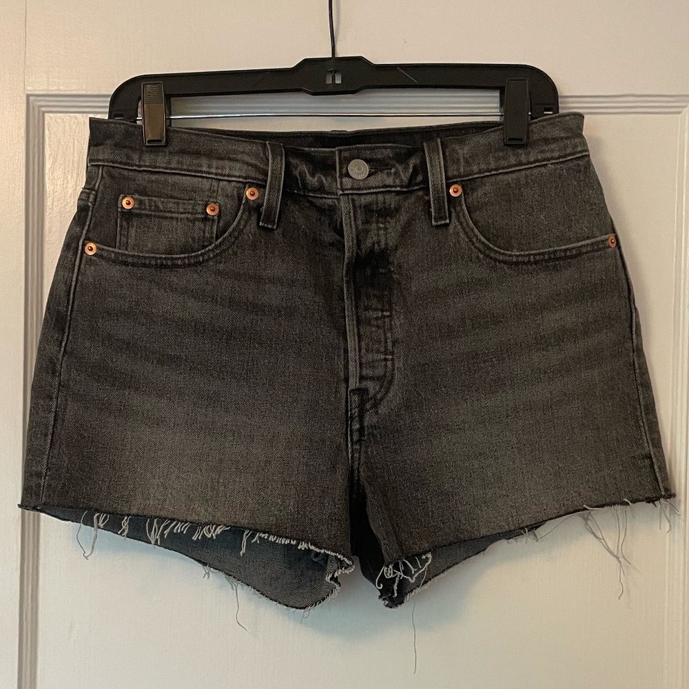 NWOT, Women's Levi's 501 Distressed Black Wash "cut off" Shorts size 29